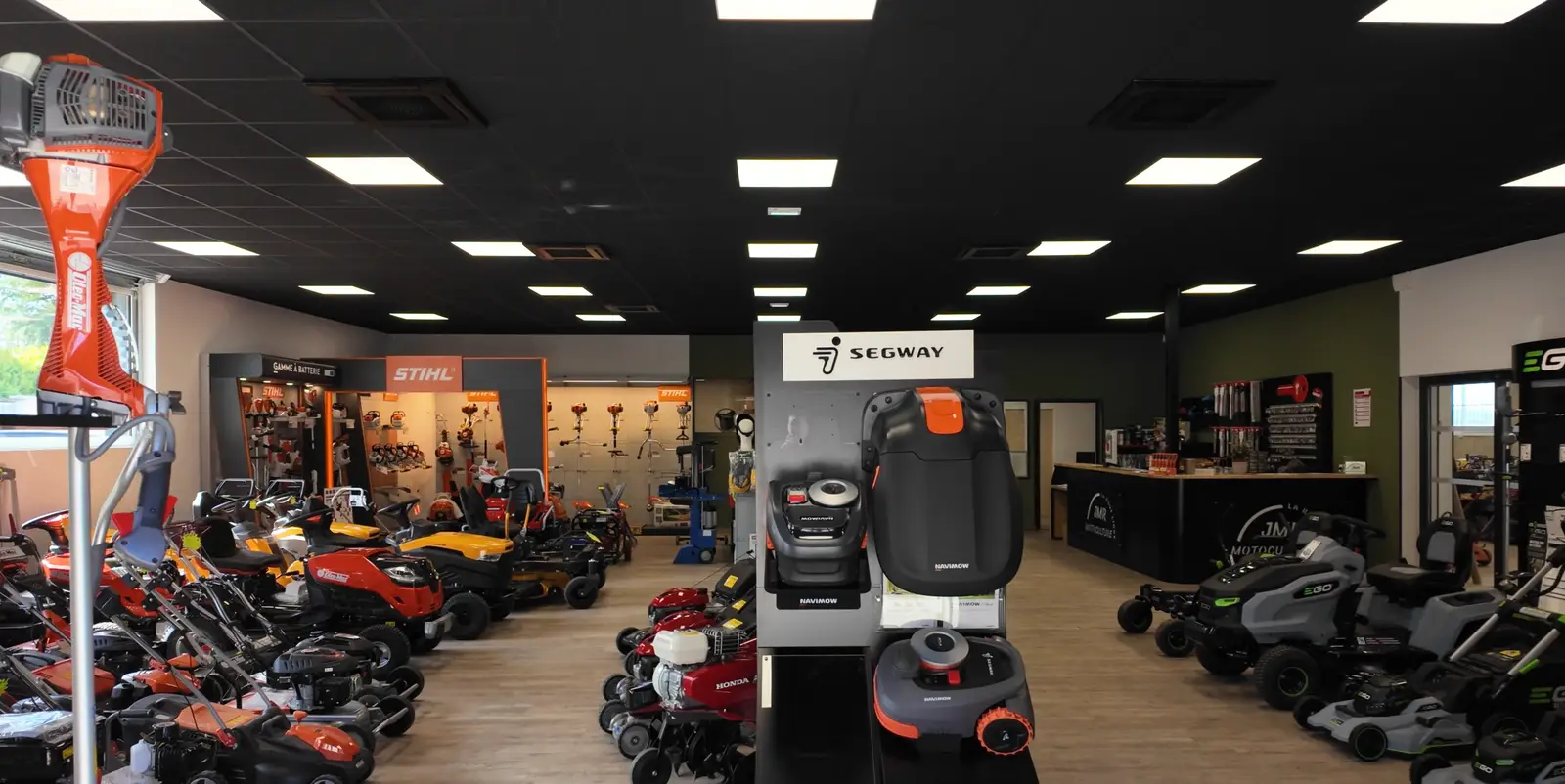 Matériels thermiques et sur batterie exposés dans le magasin de Montmeyran